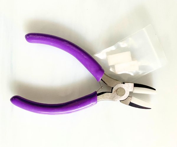Nylon Straight Jaw Pliers for straightening wire with extra jaws top view and a purple handle in the mountain woman products studio